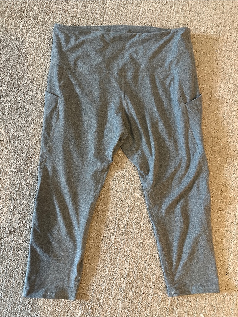 Cropped grey capri running pants